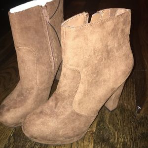 Perfect fall boots! Never worn!